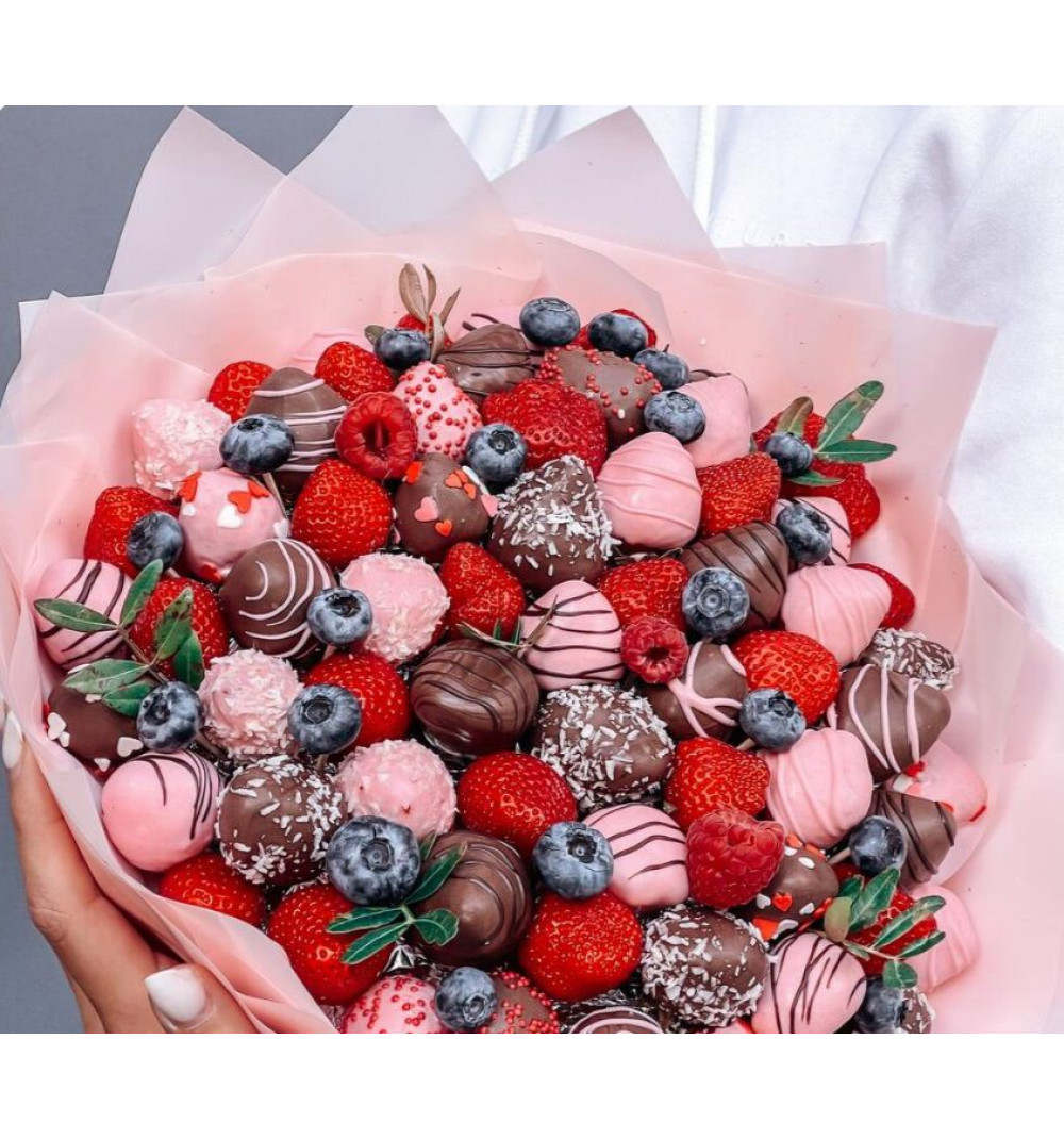 Ассорти клубники в шоколаде
