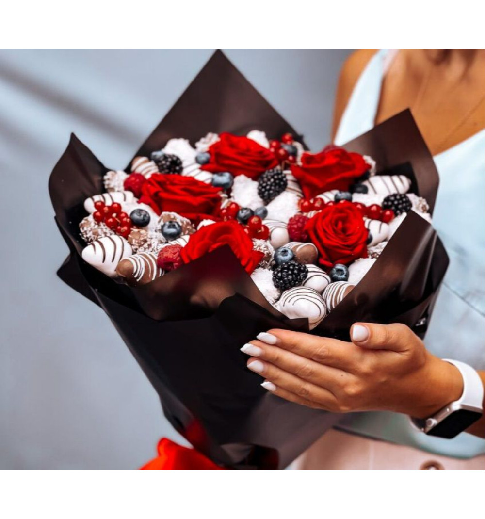 Стильный букет с клубникой